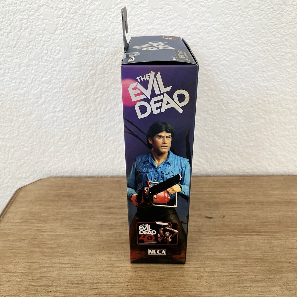 NECA The Evil Dead 40th Anniversary Ultimate Ash 7" Action Figure - Picture 7 of 9